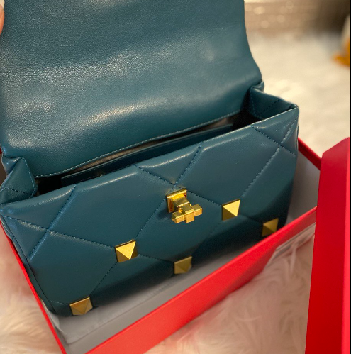 V ROMAN STUD THE SHOULDER BAG